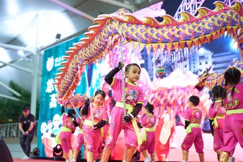 保良局属下学校及单位於活动当晚进行舞龙及舞蹈表演，为现场增添热闹气氛。