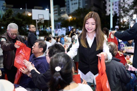 保良局一众主礼团嘉宾及管理层特别亲手派发福袋予盆菜嘉年华现场参与者。