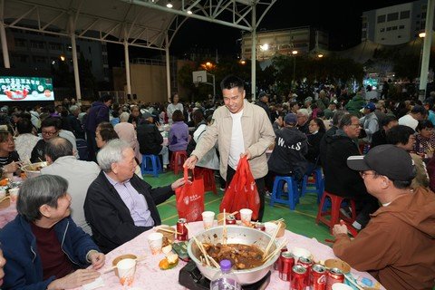 保良局一众主礼团嘉宾及管理层特别亲手派发福袋予盆菜嘉年华现场参与者。