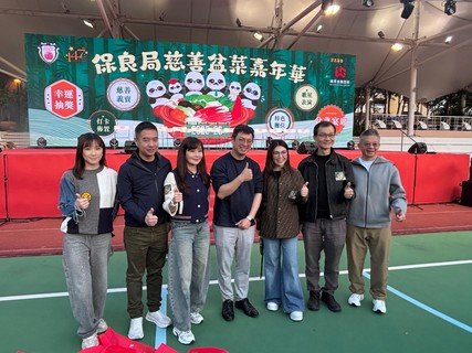 保良局董事会成员及管理层与两位主礼嘉宾合照。