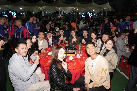 一众主礼团嘉宾於现场享用美味盆菜。