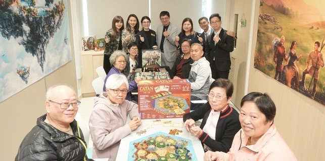 主禮團嘉賓與長者分享桌遊樂趣。