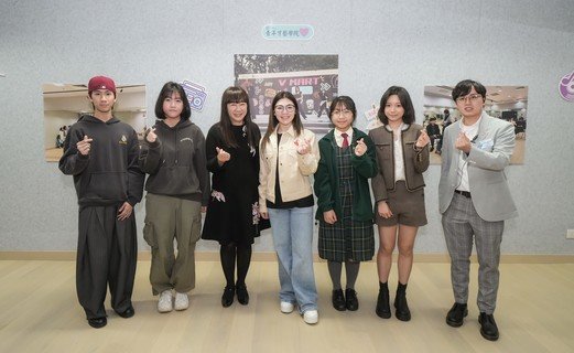 主禮團嘉賓與學院學生傾談，學生阿揚（左一）分享他的上課感受。