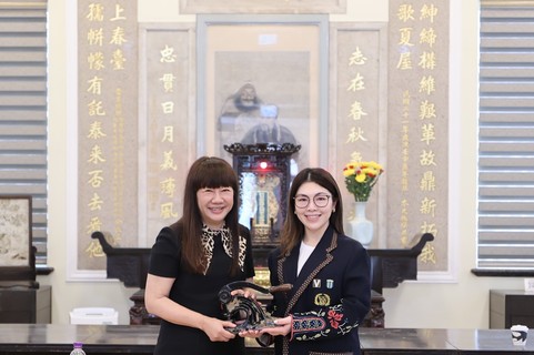 (Chinese Only)乙巳年主席何芷韻太平紳士（右）將保良局印信移交予丙午年主席譚毓楨博士（左）。