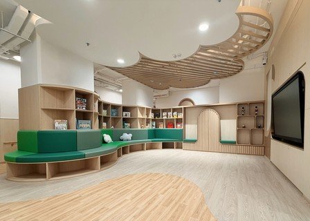 保良局悦兒家內部環境相片︰多功能廳、親子活動玻璃房、睡房、親親位置