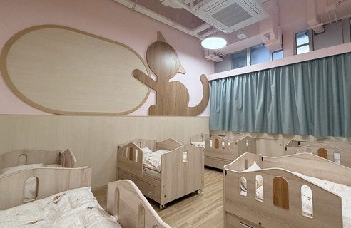 保良局悦兒家內部環境相片︰多功能廳、親子活動玻璃房、睡房、親親位置