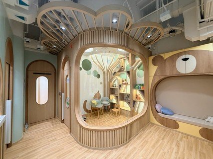 保良局悦兒家內部環境相片︰多功能廳、親子活動玻璃房、睡房、親親位置