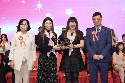 乙巳年主席何芷韻太平紳士（左二）在麥美娟局長（左一）及何啟明副局長（右一）的見證下將保良局印信移交予丙午年主席譚毓楨博士（右二）。