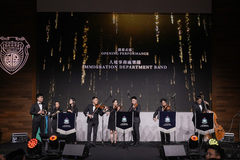 入境事務處樂隊演奏名曲《Por Una Cabeza》，為晚宴揭開序幕。