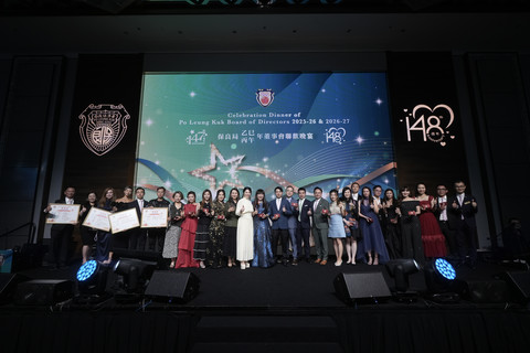 乙巳年主席何芷韻太平紳士向乙巳年董事會成員致送紀念品，以表衷心謝意。