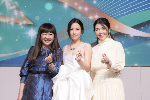 歌手鄧麗欣於晚宴驚喜現身，獻唱歌曲《著地》和《十分愛》，為晚宴增添亮點。