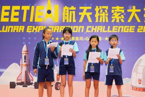 卓越演講獎初中組冠軍在典禮上分別向嘉賓作分享。