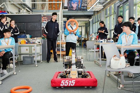 保良局學生與上海交通大學附屬中學的學生進行智能機器人交流與實作體驗，共同參與專題論壇，促進兩地在創新科技領域的互動學習。