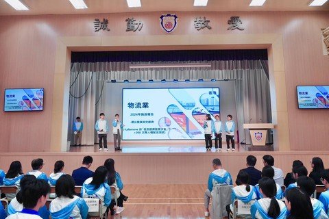 參與交流的學生分組進行成果展示，透過簡報及短片分享上海考察的學習體會。