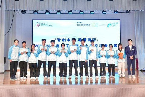 參與交流的學生分組進行成果展示，透過簡報及短片分享上海考察的學習體會。