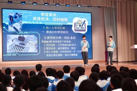 參與交流的學生分組進行成果展示，透過簡報及短片分享上海考察的學習體會。