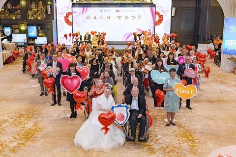 百位長者一同穿上婚紗、禮服或裙褂，拍攝「八千歲百人婚禮大合照」。