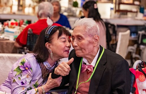 長者「新人」穿上婚紗禮服，親吻摰愛伴侶。