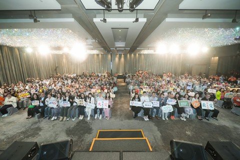 嘉许礼邀得多位嘉宾到场支持，包括保良局谭毓桢主席、义务工作发展局彭韵僖主席、中银香港工商金融部总经理谢小玲女士及约400名义工抽空出席，场面十分热闹。