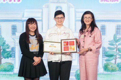保良局谭毓桢主席（左）、义务工作发展局彭韵僖主席（右）致送纪念品及感谢状予中银香港工商金融部总经理谢小玲女士（中），感谢中银香港一直以来对保良局的支持。