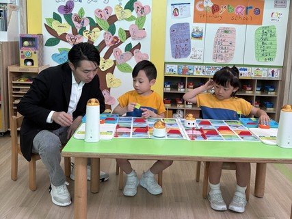 《SHINE ON! 保良慈善演唱會》節目籌委會主席暨保良局副主席何猷亨先生，一直支持保良局各項社會服務，致力回饋社會。