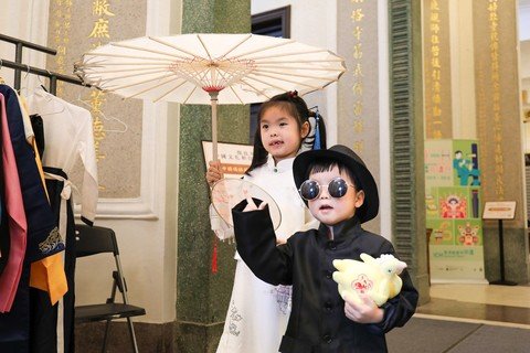 儿童参加者穿上传统服饰，於中座大楼古色古香的环境中拍照留念。