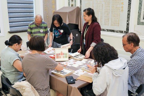 参加者透过彩竹编画，亲身体验传统手作技艺，感受中华文化魅力。