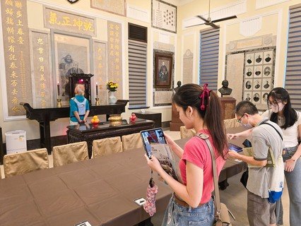 参加者透过关帝 AR 体验，认识保良局的百年祭祀传统。