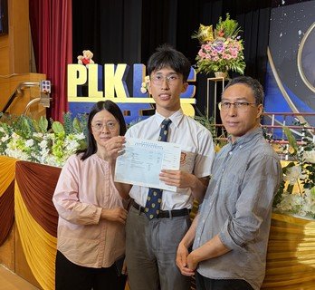 保良局罗氏基金中学黄乐彦成为今届超级状元，分别与校长及父母合照留念。
