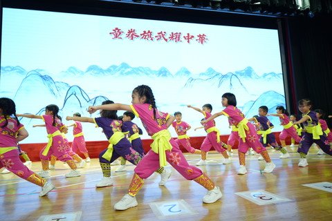 典礼现场由幼儿带来充满传统文化气息的表演。