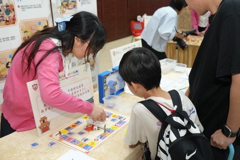 保良局幼儿服务教学团队自主研发的「创新中华文化教具」，将语文、数学概念及品格培育融入游戏中。