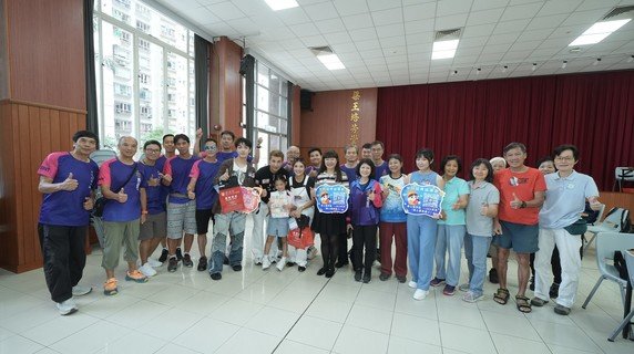 賣旗日完滿結束，旗袋運往保良局總局旗站點算，保良局主席、管理層成員、名人義工陳展鵬、單文柔一家及Dez余宗遙同心為旗站義工打氣，感謝各位統籌及收集旗袋，完成賣旗日籌款工作。