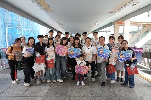 保良局主席譚毓楨博士(圖一後排右七、圖二前排右六及圖三中)，連同一眾董事會及管理層成員，包括副主席郭浩泉先生(圖三左六)；總理顏肇臻先生(圖二前排右五)、梁鈞滺先生(圖一後排右六及圖三右六)、張馨玲女士MH(圖一前排左三及圖二左五)、湯陳筠霖女士 (圖一後排右四及圖三右四)，以及顧東華總理(2014-20 ) (圖一右二)和名人義工陳展鵬(圖一後排右九及圖三右三)及單文柔(圖一後排右八及圖三右二)一家親臨港島區旗站，為各界賣旗義工及職員加油打氣。