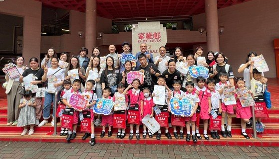 保良局副主席林承毅先生(最後排右六)和總理鍾偉棠先生(最後排右七)及管理層成員於九龍區旗站為一眾義工及職員打氣。