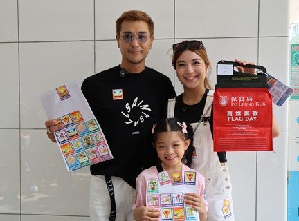 善心滿載的陳展鵬及單文柔一家今日身體力行，現身銅鑼灣鬧市參與保良局賣旗活動，向市民賣旗募捐，呼籲大眾踴躍支持慈善。