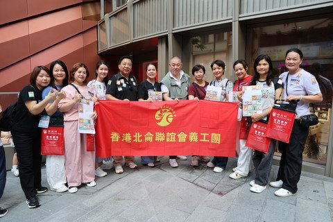 各界義工積極向市民賣旗募捐，傳揚愛和希望。