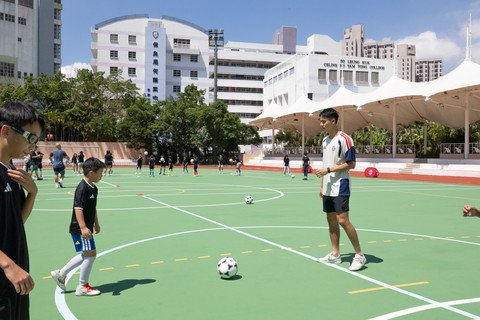 參與是次訓練營的保良局屬校學生，在拜仁慕尼黑傳奇名宿Giovane Elber（圖五）、後防球員伊藤洋輝（圖六）、中場球員Arijon Ibrahimovic（圖七），以及中國香港足球代表隊球員洛迪古斯（圖八）和劉家喬（圖九）的悉心指導下，親身體驗專業足球訓練，提升球技並享受足球運動的樂趣。