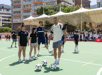 參與是次訓練營的保良局屬校學生，在拜仁慕尼黑傳奇名宿Giovane Elber（圖五）、後防球員伊藤洋輝（圖六）、中場球員Arijon Ibrahimovic（圖七），以及中國香港足球代表隊球員洛迪古斯（圖八）和劉家喬（圖九）的悉心指導下，親身體驗專業足球訓練，提升球技並享受足球運動的樂趣。
