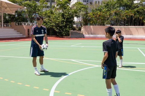 參與是次訓練營的保良局屬校學生，在拜仁慕尼黑傳奇名宿Giovane Elber（圖五）、後防球員伊藤洋輝（圖六）、中場球員Arijon Ibrahimovic（圖七），以及中國香港足球代表隊球員洛迪古斯（圖八）和劉家喬（圖九）的悉心指導下，親身體驗專業足球訓練，提升球技並享受足球運動的樂趣。