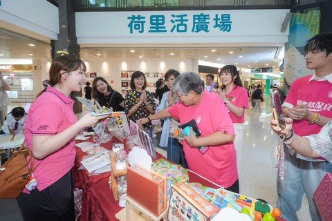 演藝嘉賓李麗霞女士（黑妹）及余宗遙先生（Dez），連同地區籌款單位代表，分別包括拓躍劍擊創辦人暨保良局總理（2018-23 ）湯振傑先生及香港新蒲崗（黃大仙）工商業聯會創會主席何兆剛先生，在保良局管理層陪同下，參觀及支持現場慈善攤檔。