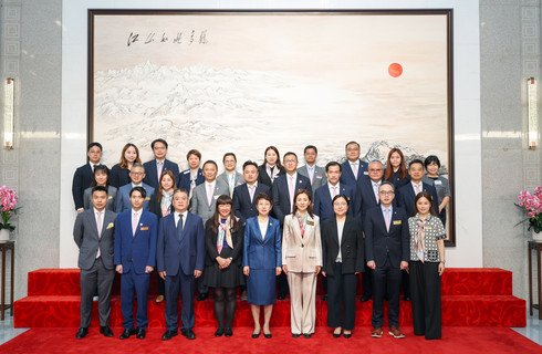保良局丙午年董事會訪問團成員拜訪中共中央港澳工作辦公室，獲章冬梅副主任（前排左五）接見。