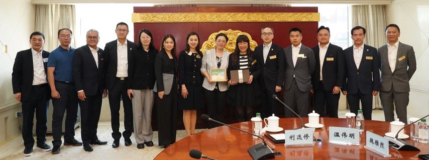 國家教育部國際合作與交流司（港澳台辦公室）張晉副主任（右七）、保良局主席譚毓楨博士（右六）及一眾保良局丙午年董事會訪問團成員合照。