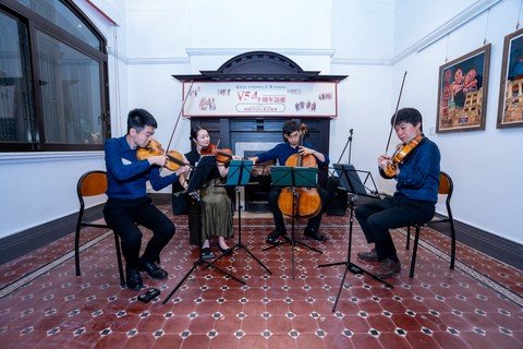 黄俊讳博士为晚会带来V54十周年特邀创作弦乐四重奏作品，由Cong Quartet演奏乐曲。