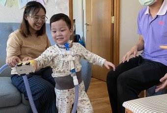 护士妈妈辞工贴身照顾特殊需要儿子
